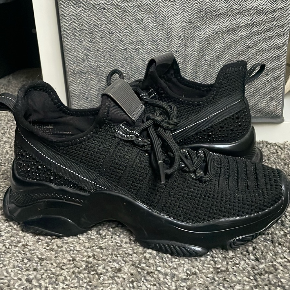 Black tennis shoes